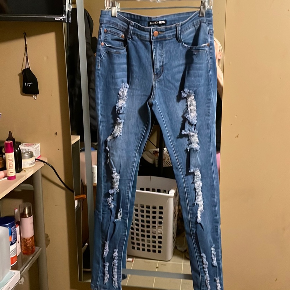 Fashion nova destroyed style jeans sz 11/12